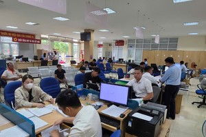 Xã Quảng Hà (tỉnh Quảng Ninh) giải quyết thủ tục hành chính cho người dân trong ngày đầu tiên vận hành chính quyền địa phương 2 cấp. Ảnh: Hằng Ngần.