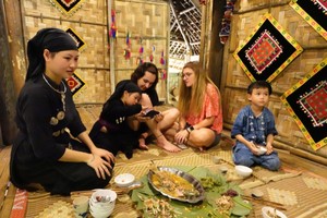 Phụ nữ dân tộc thiểu số nơi đây luôn khoác lên mình bộ váy áo chàm truyền thống để tạo ấn tượng với du khách. Ảnh: Hồ Hạ