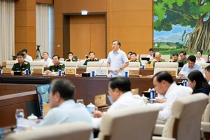  Thứ trưởng Bộ Công an Nguyễn Văn Long trình bày tờ trình dự án luật. 