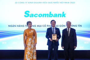 Ông Hà Văn Trung - P.TGĐ Sacombank nhận bảng vinh danh từ Ban tổ chức