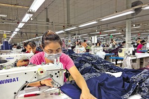 Giảm sự phụ thuộc vào nguyên phụ liệu nhập khẩu là yêu cầu cấp thiết của ngành dệt may. 