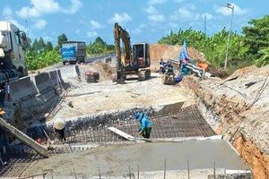 Dự án Đầu tư nâng cấp tuyến Cao Lãnh - Lộ Tẻ trên địa phận tỉnh Đồng Tháp và TP. Cần Thơ để tổ chức lại giao thông có tổng mức đầu tư 950 tỷ đồng. Ảnh: Nhật Huy