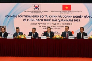 Ban chủ toạ hội nghị. 