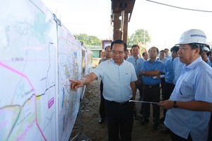 Chủ tịch UBND TP.HCM kiểm tra thực địa việc giải phóng mặt bằng tuyến cao tốc TP.HCM- Mộc Bài - Ảnh:L.M