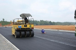 Gói thầu số 04 thuộc Dự án Nâng cấp, mở rộng đường Bắc Nam 1B và đường Bắc Nam 2 - Khu kinh tế Nghi Sơn (Thanh Hóa) có giá dự toán 373,291 tỷ đồng. Minh họa: Bùi Lân