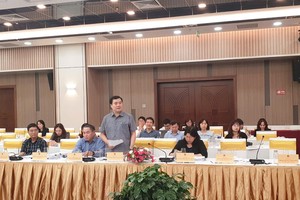 Thứ trưởng Bộ Công thương Nguyễn Sinh Nhật Tân trình bày tóm tắt các nội dung cơ bản của dự thảo Luật Thương mại điện tử tại Phiên họp toàn thể lần thứ 4 do Ủy ban Kinh tế và Tài chính của Quốc hội tổ chức ở Đà Nẵng vào chiều 3/10. Ảnh: Linh Đan 