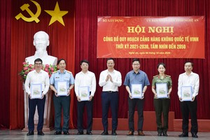 Cục trưởng Cục Hàng không Việt Nam Uông Việt Dũng trao hồ sơ quy hoạch Cảng hàng không quốc tế Vinh cho đại diện các đơn vị liên quan.