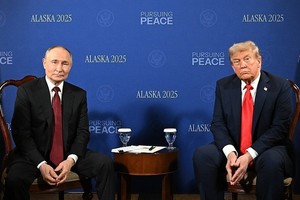 Tổng thống Nga Vladimir Putin (trái) trong cuộc họp với Tổng thống Mỹ Donald Trump tại Căn cứ Elmendorf-Richardson ở Anchorage, bang Alaska (Mỹ) ngày 15/8/2025. Ảnh: THX/TTXVN