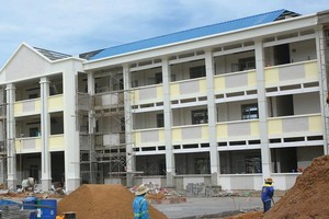 Gói thầu Thi công xây dựng thuộc Dự án Bổ sung cơ sở vật chất Trường Phổ thông dân tộc nội trú THPT huyện Đăk Hà, tỉnh Kon Tum (nay là tỉnh Quảng Ngãi) có giá hơn 22 tỷ đồng. Ảnh: Trọng Lân