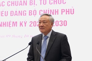 Phó Thủ tướng Thường trực Nguyễn Hòa Bình chia sẻ với báo chí tại cuộc họp báo. Ảnh: VGP