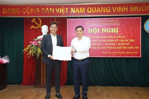 Ông Nguyễn Khắc Thận, Chủ tịch UBND tỉnh Hưng Yên trao Giấy chứng nhận đăng ký đầu tư Dự án đầu tư xây dựng và kinh doanh kết cấu hạ tầng Khu công nghiệp số 01 - giai đoạn 1. Ảnh: Phạm Đăng