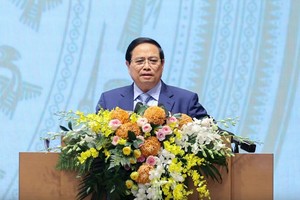 Thủ tướng đề nghị các đại biểu dự hội nghị chia sẻ tư duy, tầm nhìn hành động, góp ý cho Chính phủ những vấn đề còn vướng mắc, những việc chưa làm được với tinh thần doanh nhân là chiến sĩ, "đâu cần, đâu khó có doanh nhân, cùng cả nước biến không thành có, biến khó thành dễ, biến không thể thành có thể". Ảnh: VGP