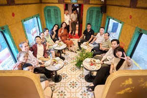 Du khách trải nghiệm đoàn tàu văn hóa, du lịch Hà Nội 5 của ô - The Hanoi Train 