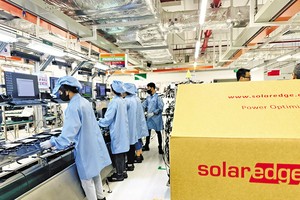 Sản xuất thiết bị điện tại nhà máy của Công ty SolarEdge (Hoa Kỳ) tại Khu công nghệ cao TP.HCM. Ảnh: Lê Toàn