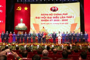 Đồng chí Phạm Minh Chính, Ủy viên Bộ Chính trị, Bí thư Đảng ủy Chính phủ, Thủ tướng Chính phủ tặng hoa Tổng Bí thư Tô Lâm đến tham dự và chỉ đạo Đại hội.