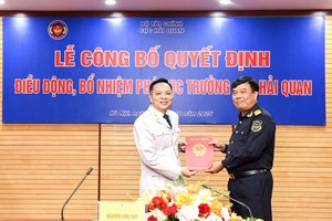 Cục trưởng Cục Hải quan Nguyễn Văn Thọ (bên phải) trao Quyết định cho ông Nguyễn Thành Hưng.
