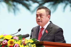 Chủ tịch UBND Thành phố Hà Nội Trần Sỹ Thanh trình bày Báo cáo kiểm điểm công tác lãnh đạo, chỉ đạo của Ban Chấp hành Đảng bộ Thành phố Hà Nội khóa XVII, nhiệm kỳ 2020-2025 tại Đại hội.