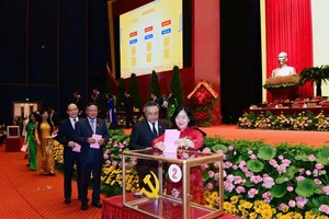 Các đại biểu bỏ phiếu bầu Ban Chấp hành Đảng bộ Thành phố Hà Nội khoá XVIII, nhiệm kỳ 2025 - 2030.