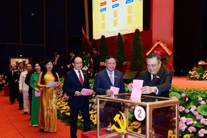 Các đại biểu bỏ phiếu bầu Ban chấp hành Đảng bộ Thành phố Hà Nội khóa XVIII.