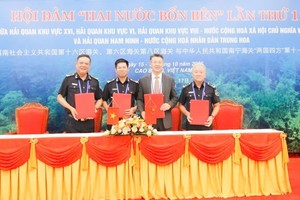 Lãnh đạo bốn cơ quan hải quan của hai nước đã ký kết Biên bản thống nhất nội dung hợp tác.