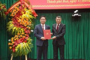 Ông Lê Minh Hưng - Trưởng Ban Tổ chức Trung ương trao quyết định cho ông Nguyễn Đình Trung