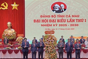 Bí thư Trung ương Đảng Trần Lưu Quang (thứ ba từ phải qua) tặng hoa chúc mừng Bí thư, các Phó Bí thư tỉnh ủy Cà Mau nhiệm kỳ 2025 - 2030