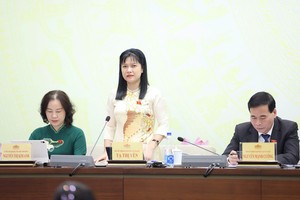 Phó chủ nhiệm Ủy ban Công tác đại biểu Tạ Thị Yên trả lời báo chí. Ảnh: Duy Linh. 