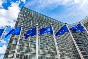 Từ thuế quan thép, ô tô đến công nghệ xanh, chính quyền Trump đang tái định hình luật chơi thương mại, khiến EU buộc phải tìm cách bảo vệ lợi ích chiến lược (trong ảnh: Trụ sở Ủy ban châu Âu ở Brussels, Bỉ). Ảnh: IRNA/TTXVN