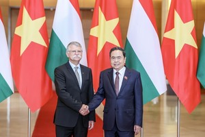 Chủ tịch Quốc hội Trần Thanh Mẫn đón Chủ tịch Quốc hội Hungary Kover Laszlo. 