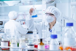 Công tác nghiên cứu và phát triển sản phẩm tại nhà máy thuốc đạt chất lượng EU-GMP. Ảnh: Imexpharm.