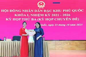 Bà Đặng Thị Hồng Gấm, Phó Bí thư Thường trực Đảng ủy, Chủ tịch HĐND đặc khu Phú Quốc (bên phải) tặng hoa chúc mừng bà Nguyễn Thị Kim Loan.