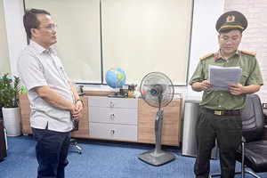 Công an đọc lệnh bắt giữ đối tượng Nguyễn Văn Hạ