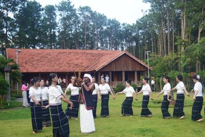 Làng Văn hóa Churu tại xã Quảng Lập, tỉnh Lâm Đồng là mô hình tiêu biểu gắn bảo tồn, phát huy giá trị văn hóa truyền thống của các dân tộc thiểu số gắn với phát triển du lịch.