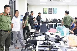 Khám xét thu giữ nhiều tang vật vụ lừa đảo tiền ảo do Nguyễn Văn Hạ cầm đầu.