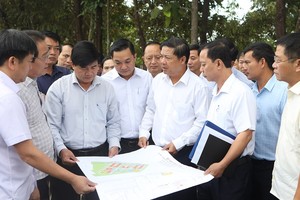 Bí thư Tỉnh ủy Đắk Lắk, ông Lương Nguyễn Minh Triết (giữa) kiểm tra thực tế và khảo sát địa điểm xây dựng trường phổ thông nội trú tại các xã biên giới. Ảnh Tuấn Hải