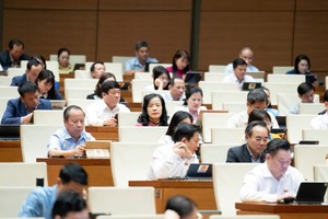 Một phiên họp toàn thể tại Kỳ họp thứ 10 của Quốc hội. 