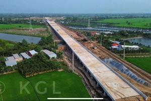 Các nhà thầu đang đẩy nhanh tiến độ Dự án cao tốc Cao Lãnh- An Hữu. Ảnh: Cổng TTĐT Đồng Tháp.