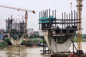 Dự án cầu Đuống mới thi công được hai trụ dưới lòng sông do vướng mắc mặt bằng hai đầu. (Ảnh: Việt Hùng/Vietnam+) 