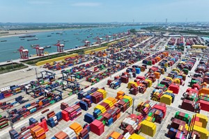 Quang cảnh cảng hàng hóa ở tỉnh Giang Tô, Trung Quốc. Ảnh: THX/TTXVN