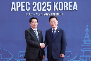 Tổng thống Hàn Quốc Lee Jae Myung đón Chủ tịch nước Lương Cường. Ảnh: Lâm Khánh.