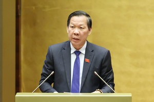 Chủ nhiệm Uỷ ban Kinh tế và Tài chính Phan Văn Mãi trình bày báo cáo thẩm tra. Ảnh: Duy Linh. 