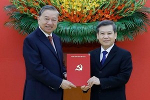 Tổng Bí thư Tô Lâm trao Quyết định của Bộ Chính trị điều động, phân công, bổ nhiệm đồng chí Lê Minh Trí giữ chức Phó Trưởng Ban Thường trực Ban Nội chính Trung ương. (Ảnh: Thống Nhất/TTXVN).