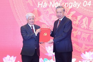 Tổng Bí thư Tô Lâm trao quyết định cho ông Đỗ Văn Chiến - Ảnh: Duy Linh. 