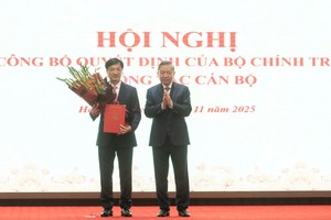 Tổng Bí thư Tô Lâm trao quyết định cho ông Nguyễn Duy Ngọc.