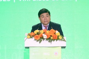 Phó thủ tướng Nguyễn Chí Dũng phát biểu chỉ đạo tại Lễ khai mạc Triển lãm Công nghiệp bán dẫn Việt Nam 2025. Ảnh: Đức Minh