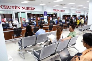 Doanh nghiệp chờ làm thủ tục tại một cơ quan hành chính ở TP.HCM