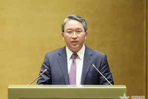 Bộ trưởng Bộ Tư pháp Nguyễn Hải Ninh trình bày tờ trình của Chính phủ