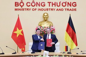 Thứ trưởng Bộ Công thương Nguyễn Sinh Nhật Tân và Quốc vụ khanh Nghị viện Stefan Rouenhoff ký Biên bản Khóa họp lần thứ 3 Ủy ban hỗn hợp về hợp tác kinh tế, thương mại Việt Nam - Đức