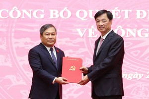 Ủy viên Bộ Chính trị, Bí thư Thành ủy Hà Nội Nguyễn Duy Ngọc trao quyết định cho ông Vũ Đại Thắng. Ảnh: Viết Thành.