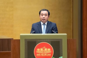 Bộ trưởng Bộ Nông nghiệp và Môi trường Trần Đức Thắng báo cáo giải trình. 